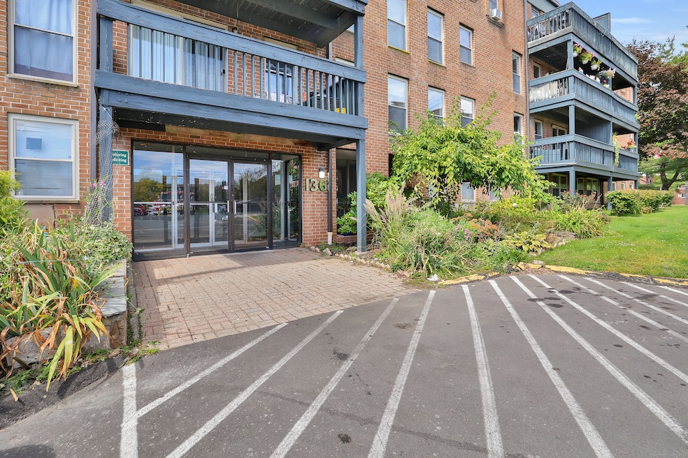 136 Kane St unit B10, West Hartford, CT 06119 - photo 1