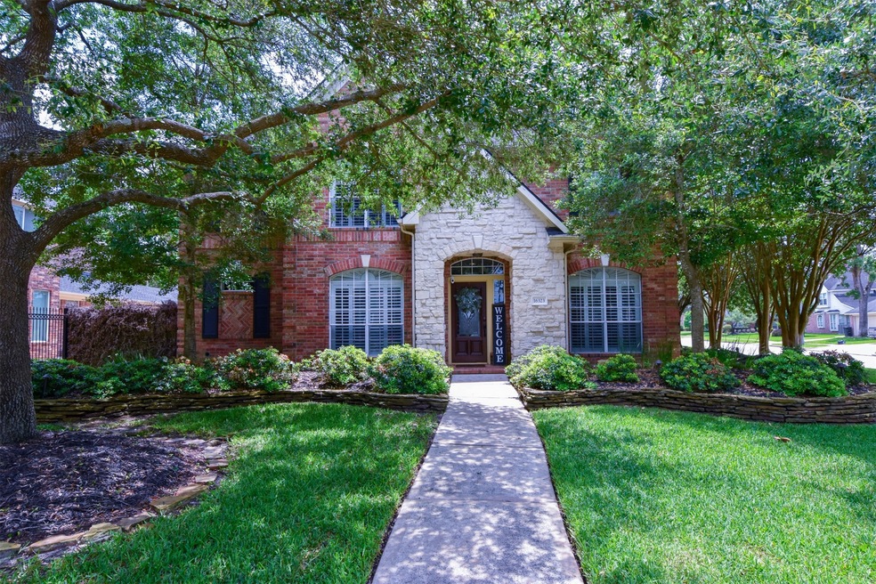 Welcome home! This two-story home in Coles Crossing has everything you will want and is within walking distance to area tennis courts.