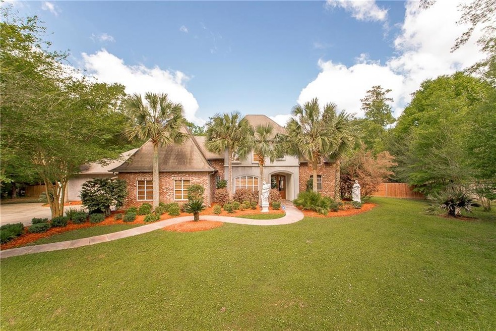 Welcome to 1092 N Haven. Front view of estate.