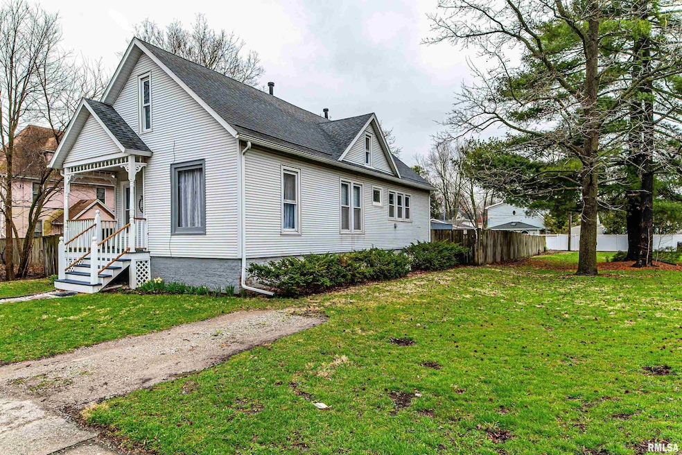 611 N Ottawa St, Lincoln, IL 62656 - photo 1