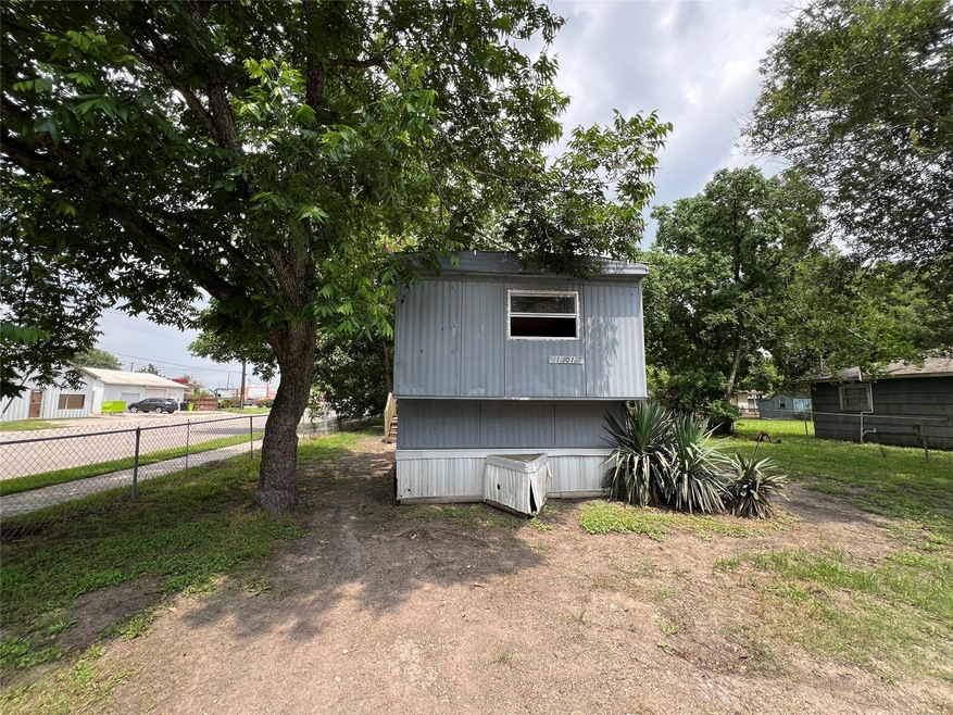 1101 Frost St, Rosenberg, TX 77471 - photo 1