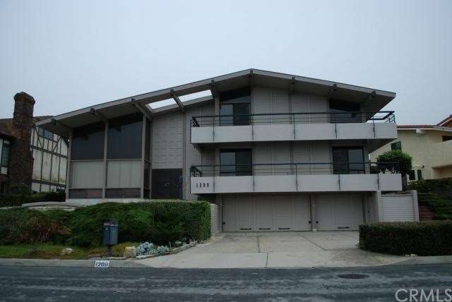 Front of the house facing the ocean