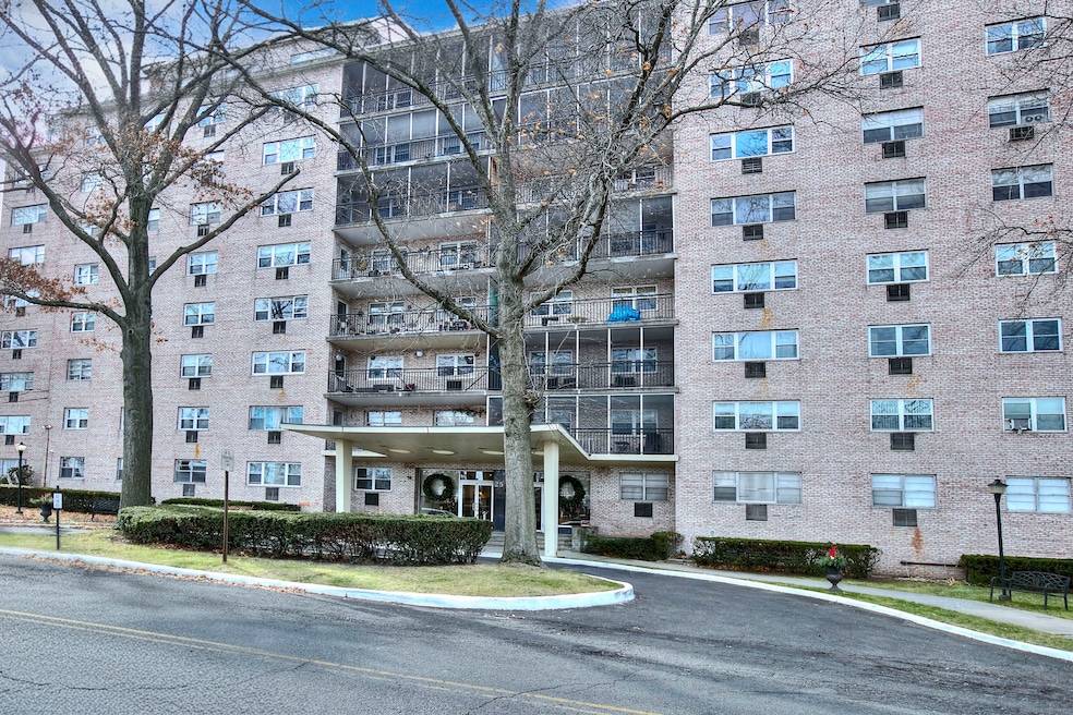 Cartwright Towers I unit 5D, Bridgeport, CT 06604 - photo 1