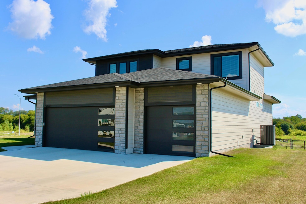 5627 163rd St, Urbandale, IA 50323 - photo 1