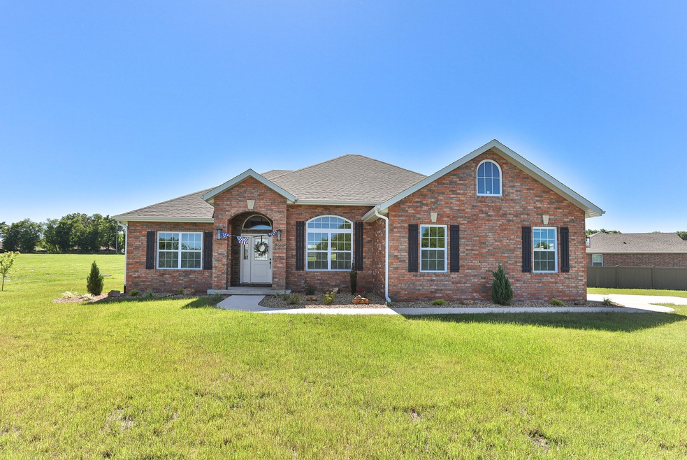 2000 Mesa Dr, Bolivar, MO 65613 - photo 1