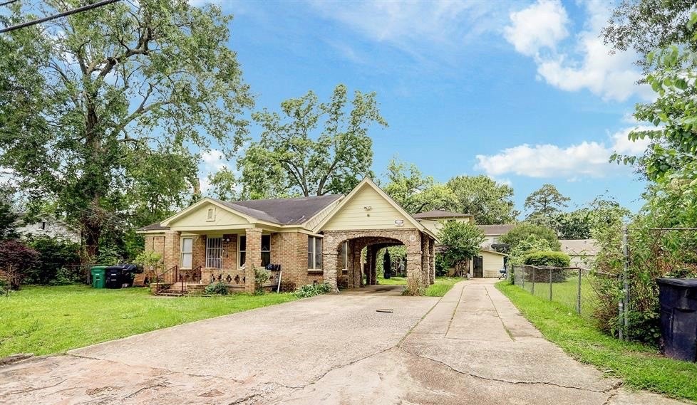 916 Caplin St, Houston, TX 77022 - photo 1