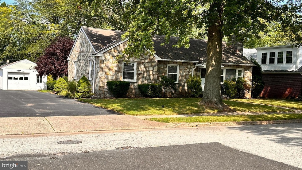 1027 York Ave, Lansdale, PA 19446 - photo 1