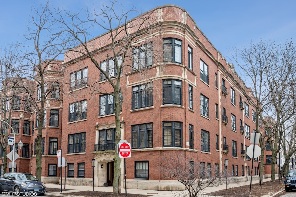 510 W Surf St unit B, Chicago, IL 60657 - photo 1