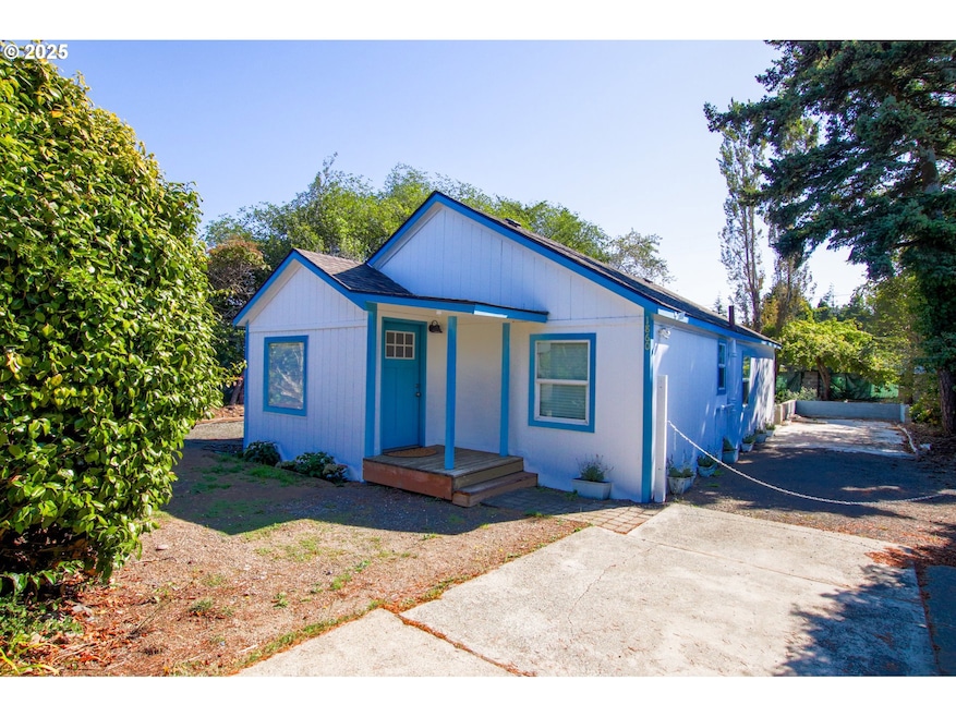 1860 30th St, Florence, OR 97439 - photo 1