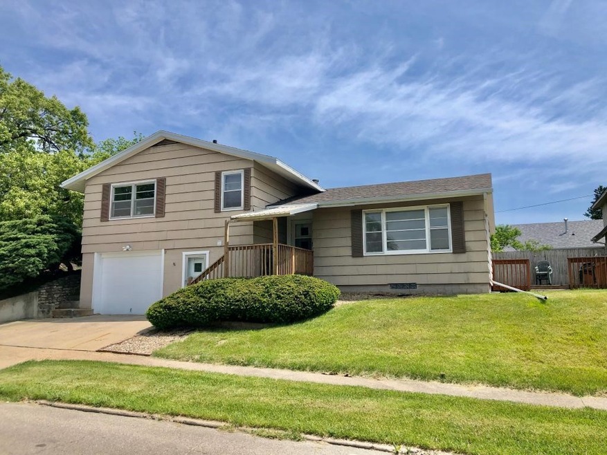 301 N 15th St, Marshalltown, IA 50158 - photo 1