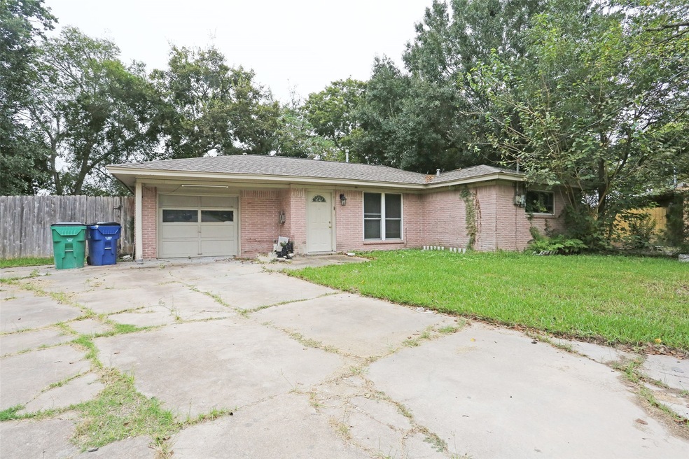 344 Pennington Dr, Alvin, TX 77511 - photo 1