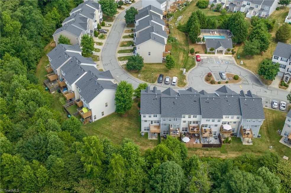 End unit with single car garage