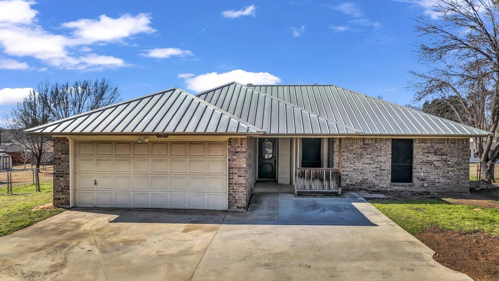 721 Red Bud Dr, Azle, TX 76020 - photo 1