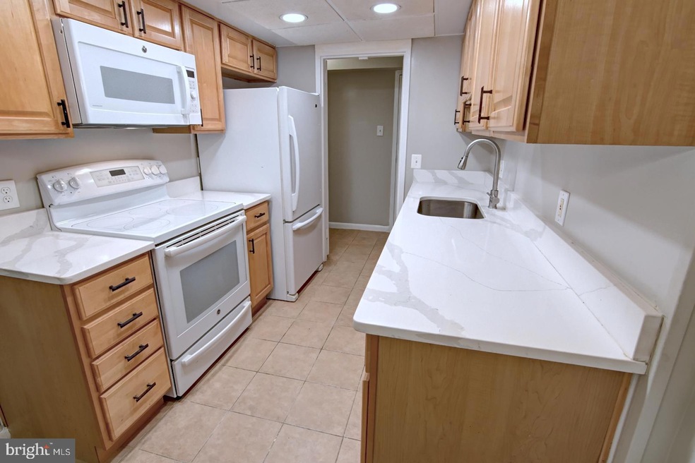 11658 Stoneview Square unit 2B, Reston, VA 20191 - photo 1