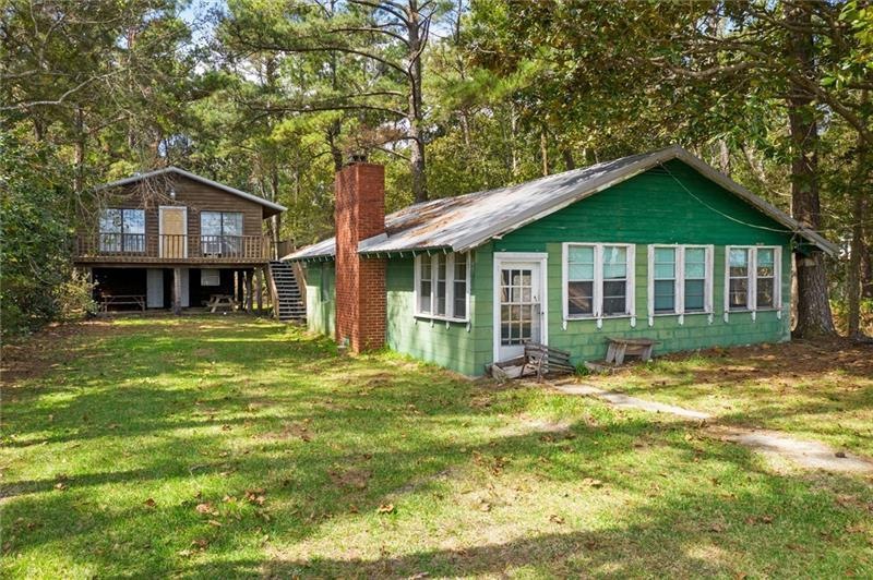 Two Bay Cottages: Green House has 2 bedrooms and 1