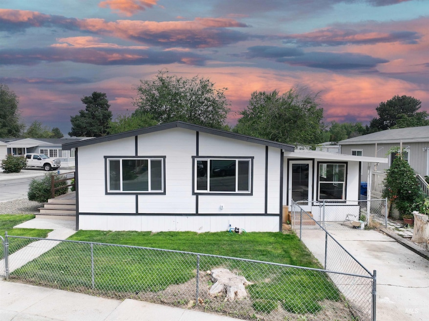 View of front of home featuring a fenced front yard