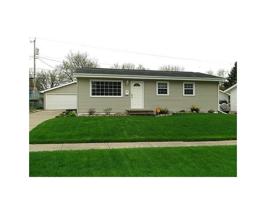 905 Hillview Dr, Marion, IA 52302 - photo 1