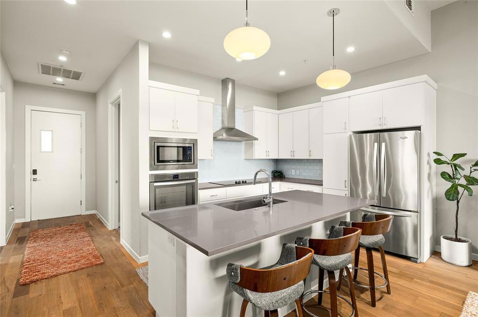 Kitchen with appliances with stainless steel fini
