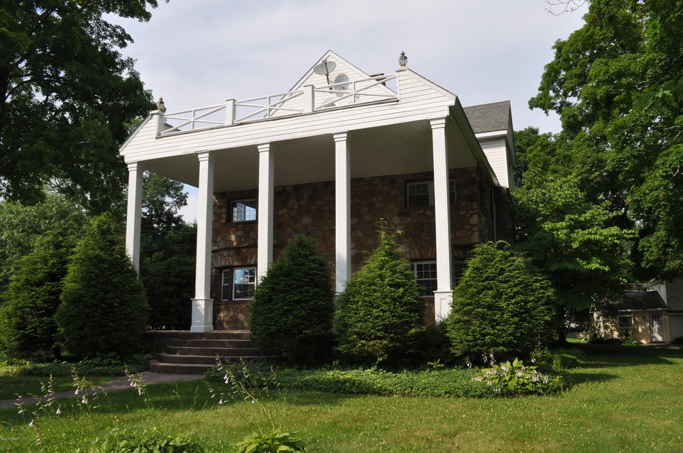 215 W Catharine St, Milford, PA 18337 - photo 1