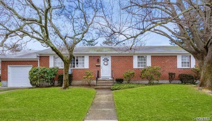 5 Dewey St, Manhasset, NY 11030 - photo 1