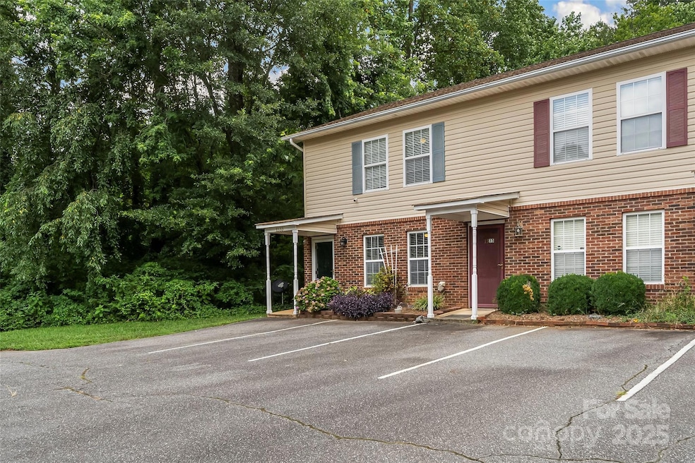 1533 20th Ave NE, Hickory, NC 28601 - photo 1