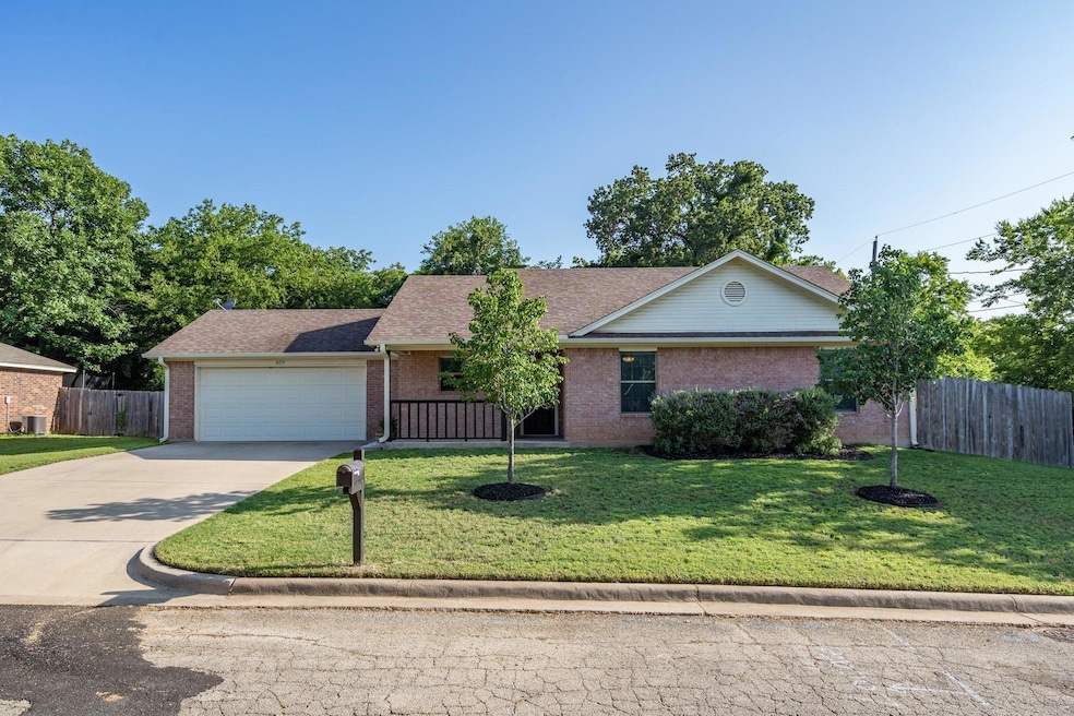 609 E Water St, Weatherford, TX 76086 - photo 1