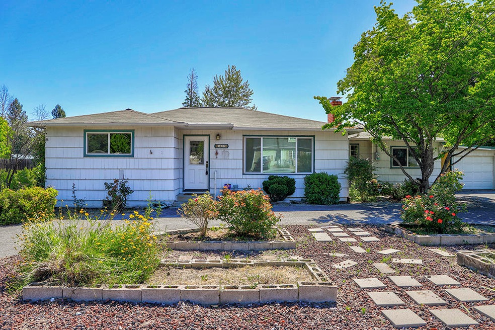 1419 Daisy Ln, Grants Pass, OR 97527 - photo 1