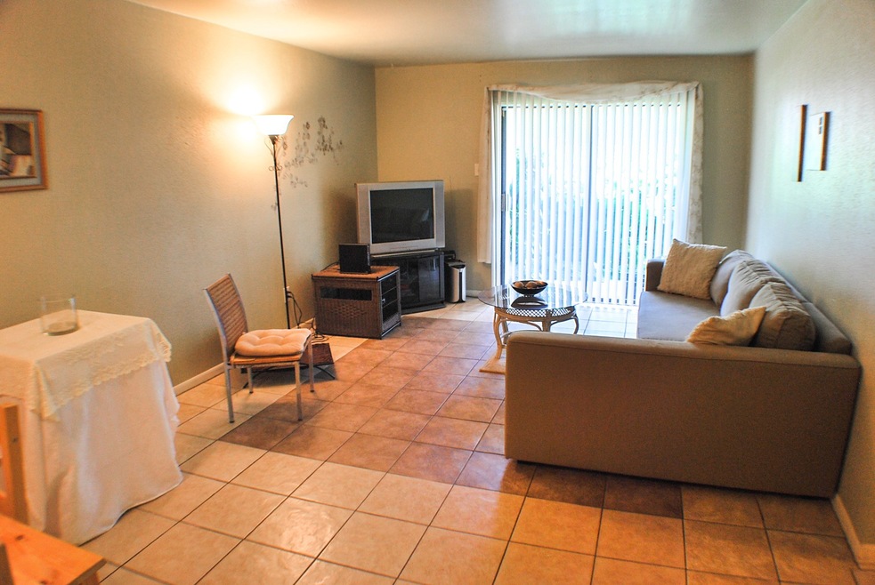 Welcome to this great first floor condo in the gat