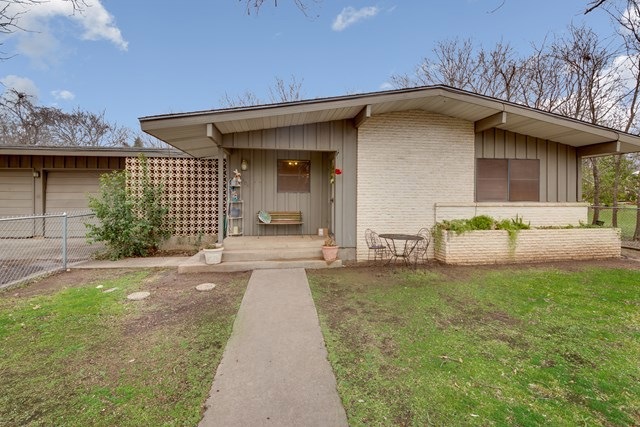 404 W Creek St, Fredericksburg, TX 78624 - photo 1