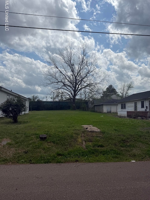 611 Brooks St, Grenada, MS 38901 - photo 1
