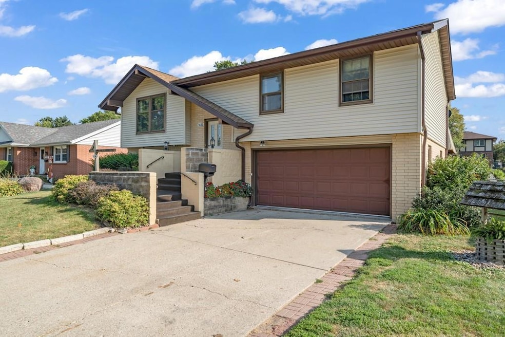 1433 N 8th Ave E, Newton, IA 50208 - photo 1