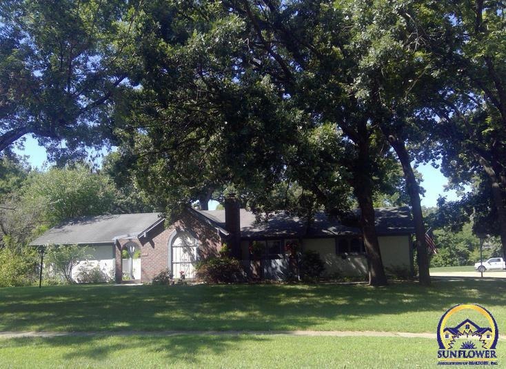 3433 SW Randolph Ave, Topeka, KS 66611 - photo 1