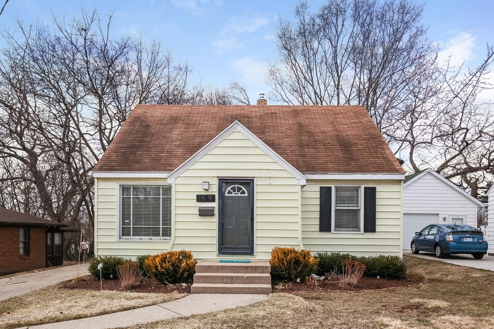 001-Front_View-5435242-medium