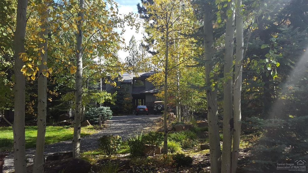 61882 Bunker Hill Ct, Bend, OR 97702 - photo 1