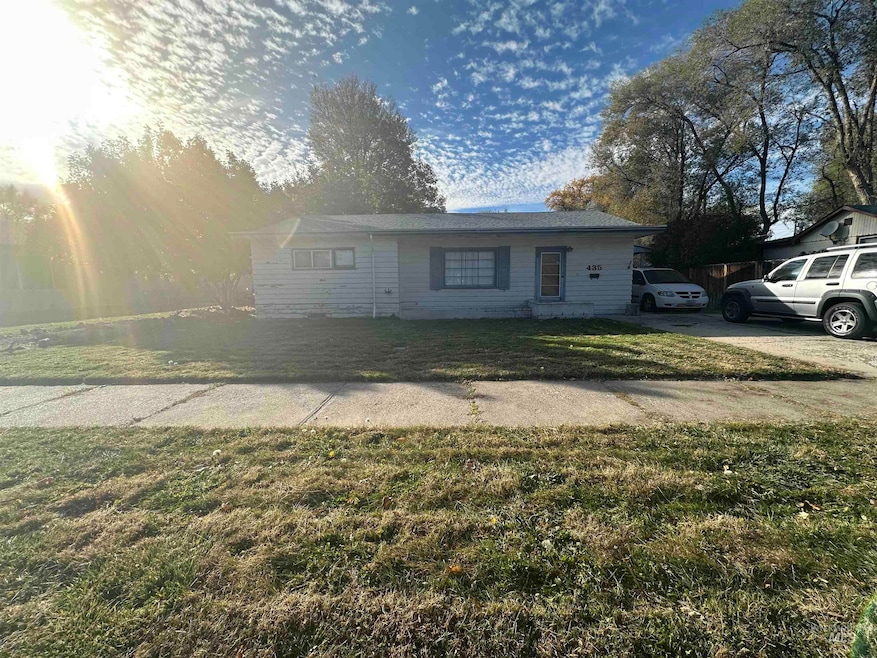 435 S 10th E, Mountain Home, ID 83647 - photo 1