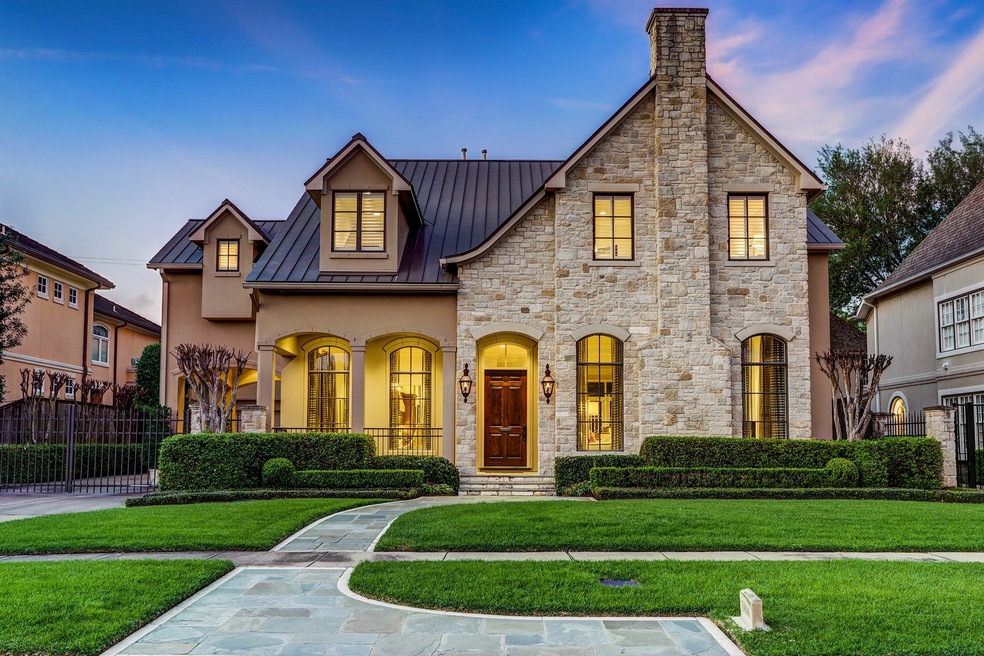 ENCHANTING RIVER OAKS AREA RESIDENCE OFFERING REFI