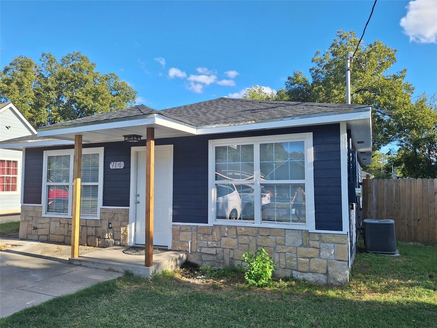 View of front of home featuring a front yard and cooling unit