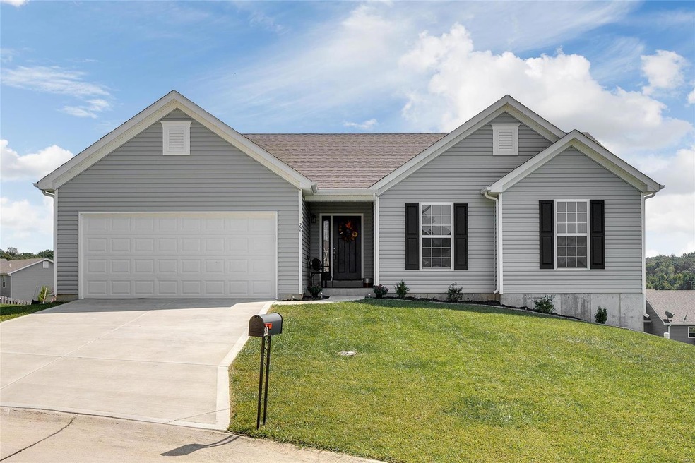 WELCOME HOME! Low maintenance vinyl siding with ar