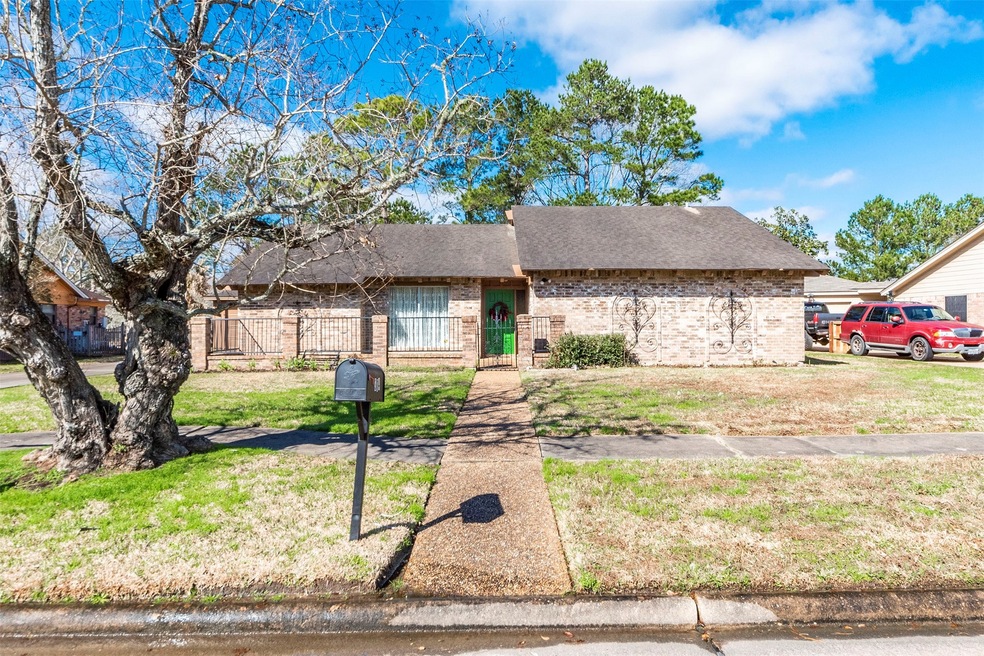 314 W Castle Harbour Dr, Friendswood, TX 77546 - photo 1