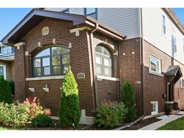 6431 N Mozart St, Chicago, IL 60645 - photo 1