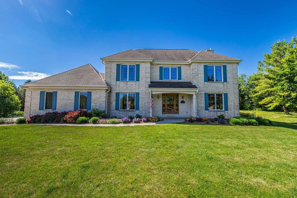 W157N7420 Stonewood Cir, Menomonee Falls, WI 53051 - photo 1