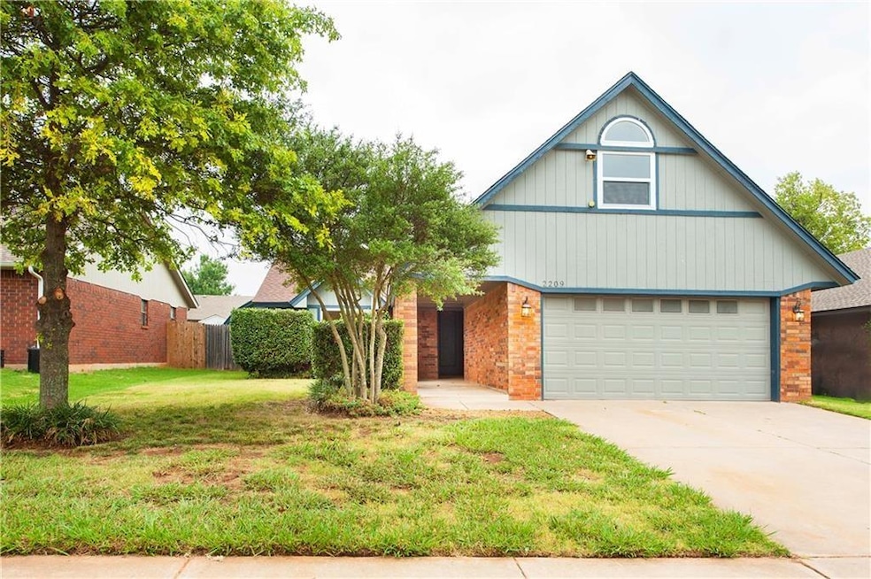 2209 NE 9th St, Moore, OK 73160 - photo 1