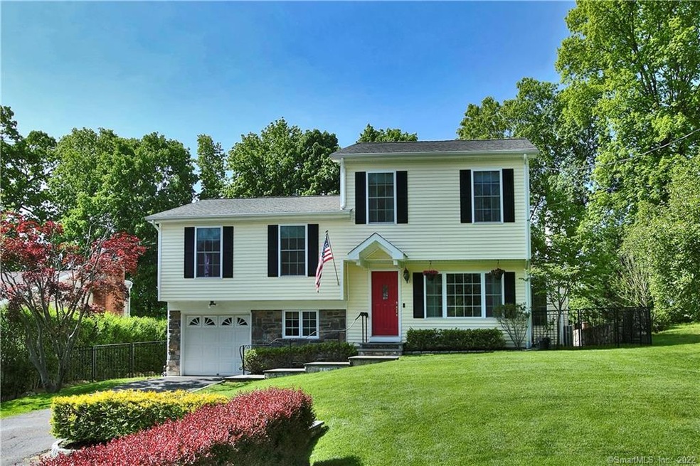 25 Warwick Ln, Stamford, CT 06902 - photo 1