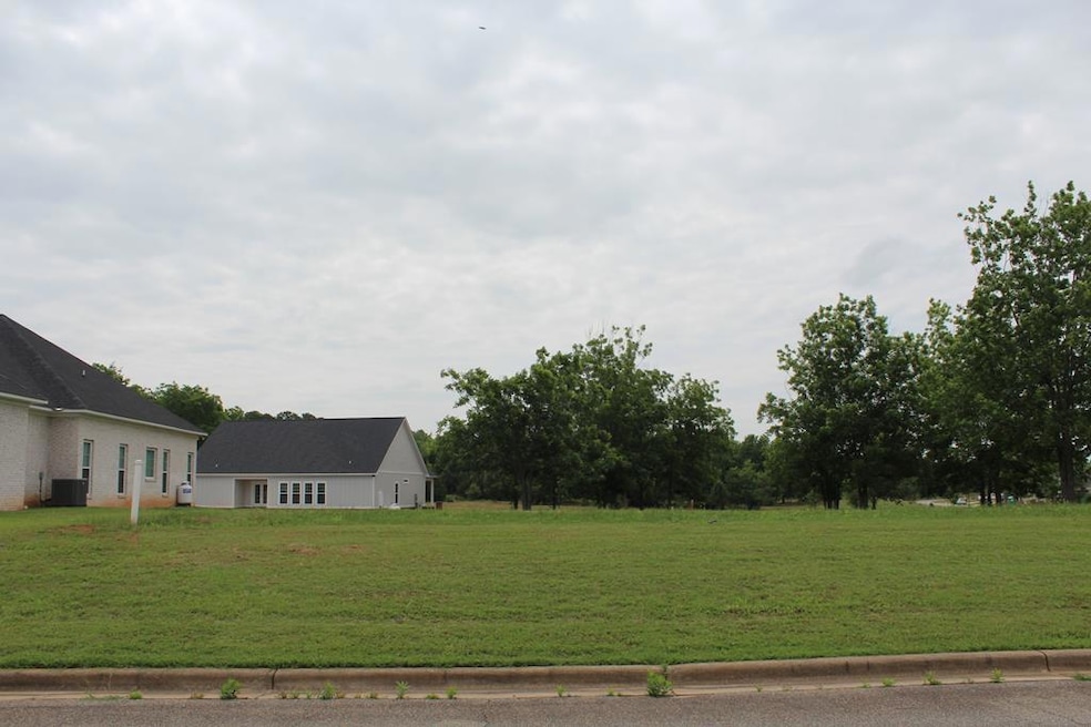 198 Stonegate Dr, Albany, GA 31721 - photo 1