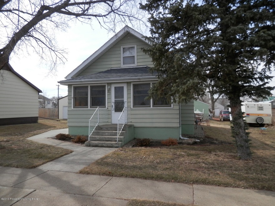 211 B St S, Glen Ullin, ND 58631 - photo 1