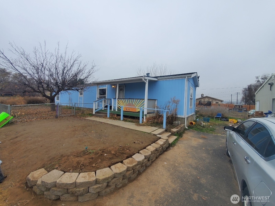 456 Aster St S, Soap Lake, WA 98851 - photo 1