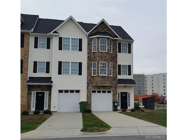 End Unit w/ 1 car Garage