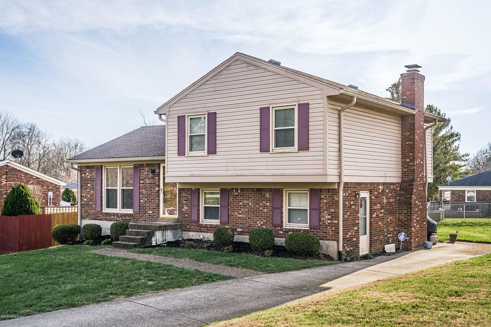 6812 Creedmoor Ct, Louisville, KY 40228 - photo 1