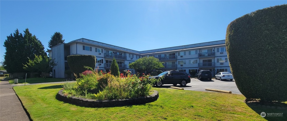 2005 Tibbetts Dr unit 308, Longview, WA 98632 - photo 1