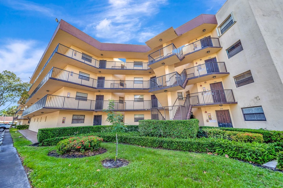 Plantation Club Condominiums unit 401, Plantation, FL 33317 - photo 1